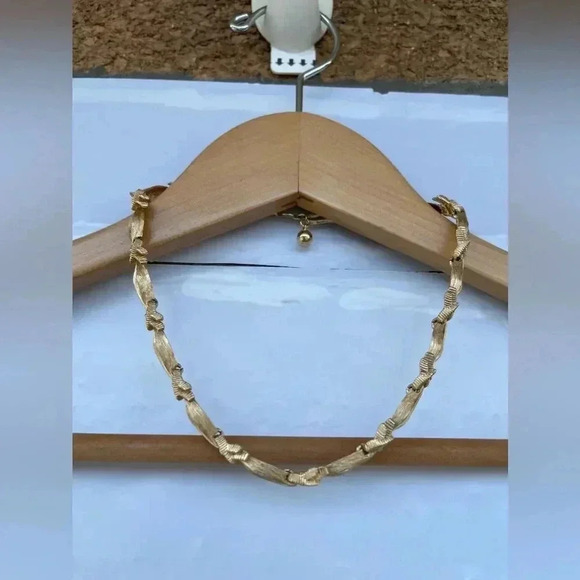 Trifari Jewelry - TRIFARI vintage necklace